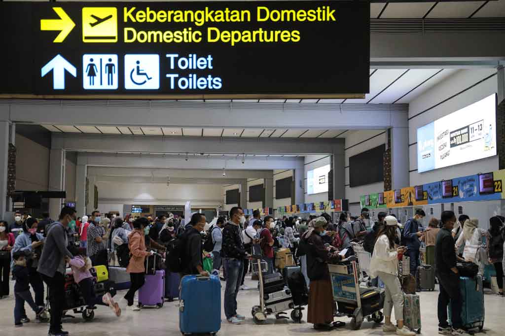 H-10 Hari Raya Idulfitri 1443 H, Sabtu, 23 April 2022, jumlah pemudik menggunakan pesawat terus meningkat. Seperti terlihat di Bandara Soekarno-Hatta, Tangerang, Banten, ratusan calon pemudik antre untuk pulang ke kampung halaman mereka.