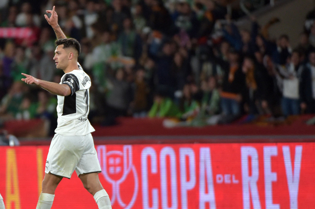 Namun disamakan pada menit ke-30 oleh Hugo Duro.