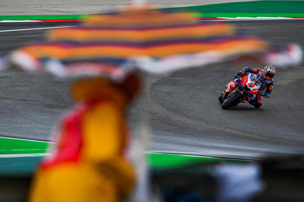 Pebalap Pramac Racing, Johann Zarco, sukses merebut pole position MotoGP Portugal 2022 seusai menjadi yang tercepat pada sesi kualifikasi.