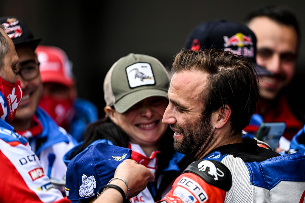 Johann Zarco berhasil merebut pole position MotoGP Portugal 2022 seusai menjadi pebalap terepat pada sesi kualifikasi dengan catatan waktu lap 1 menit 42,003 detik.