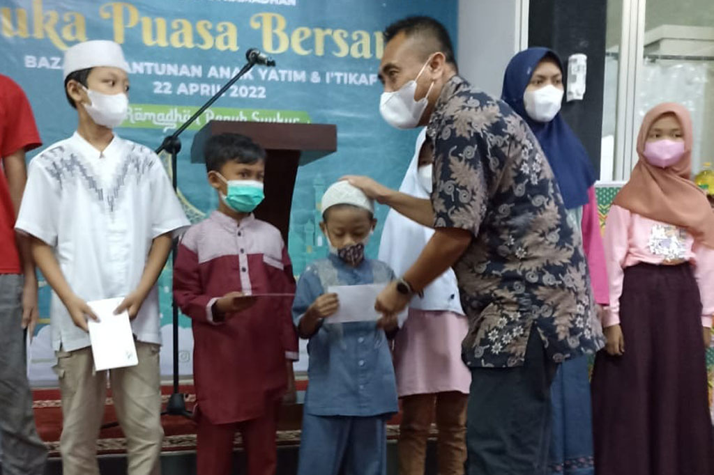 PT Pangansari Utama, perusahaan yang bergerak di bidang industri makanan memberikan santunan kepada anak yatim yang berada di sekitar kompleks industri PT Pangansari di Ciracas, Jakarta Timur. Santunan diberikan langsung  Direktur Human Resources PT Pangansari Utama, Avi Pranantha.