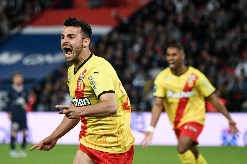 Sementara gol Lens disumbang oleh Corentin Jean menit 88. 