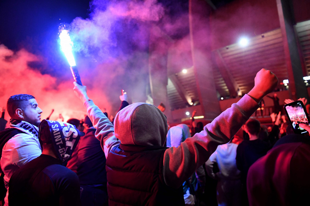 PSG supporters celebrate their club's 10th French Ligue 1 title outside the Parc des Princes stadium in Paris on April 23, 2022 at the end of the French L1 football match between Paris Saint-Germain and Lens.