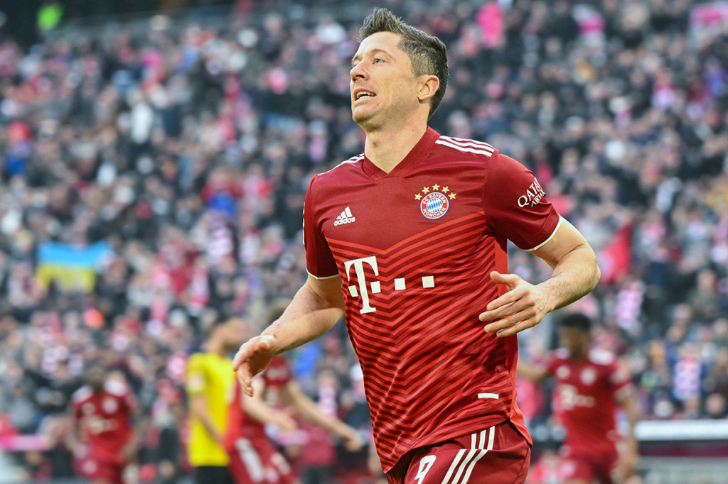 Robert Lewandowski melakukan selebrasi usai mencetak gol ke gawang Borussia Dortmund.