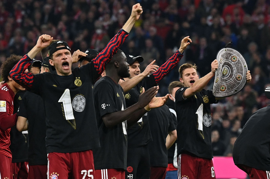 Kemenangan Bayern atas Dortmund dalam laga Der Klassiker membuat klub berjuluk FC Hollywood itu mengoleksi 75 poin dalam 31 pertandingan, sekaligus unggul 12 poin atas Dortmund sebagai rival terdekat.