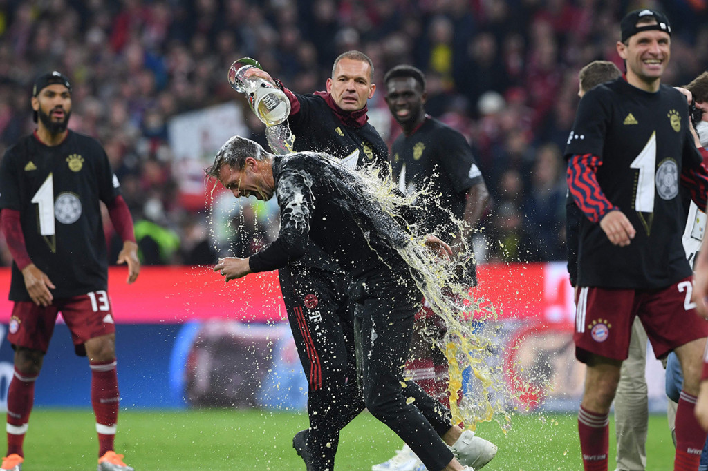 Lewat keunggulan 12 poin Bayern dinobatkan sebagai juara Bundeliga musim ini karena tidak akan bisa lagi dikejar Die Borussen.