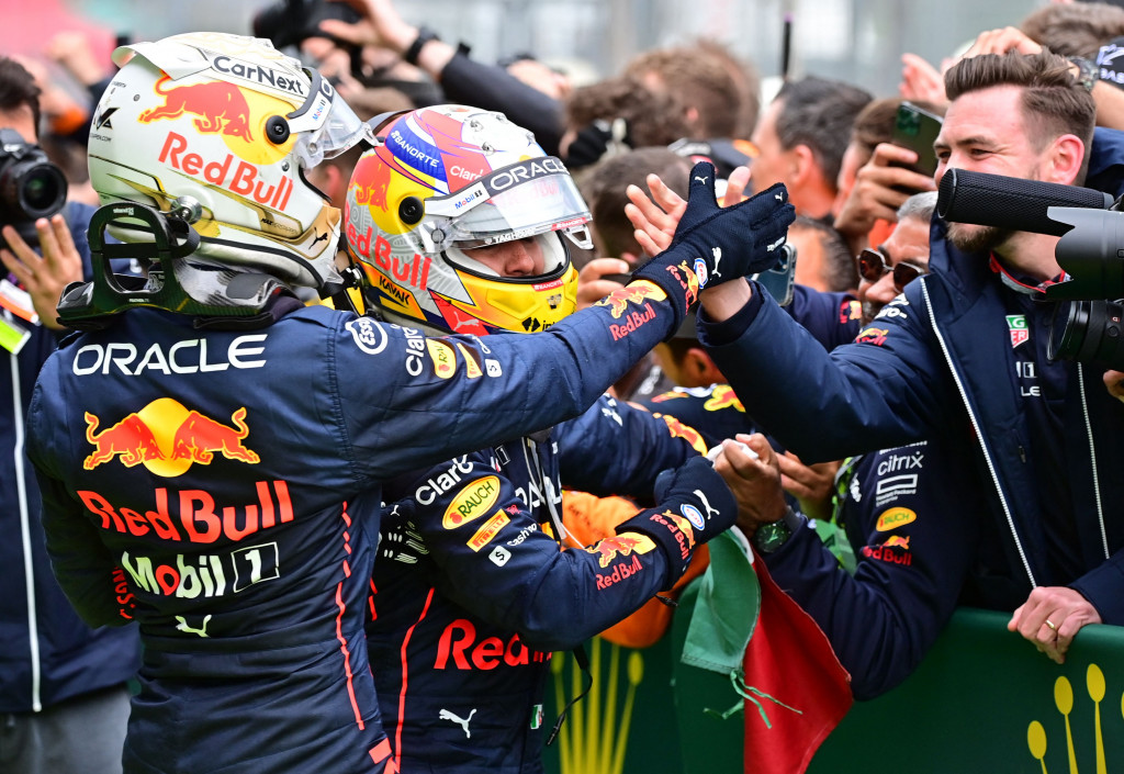 Juara dunia musim lalu itu finis di depan rekan setimnya, yakni Sergio Perez, yang menempati peringkat kedua. 