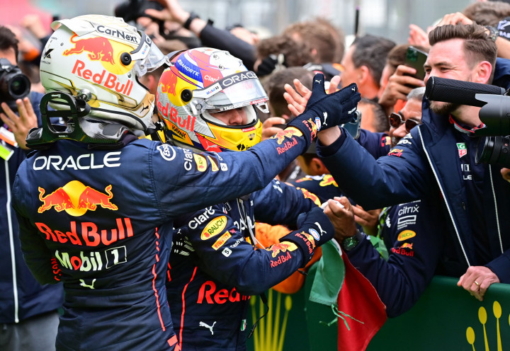 Juara dunia musim lalu itu finis di depan rekan setimnya, yakni Sergio Perez, yang menempati peringkat kedua. 