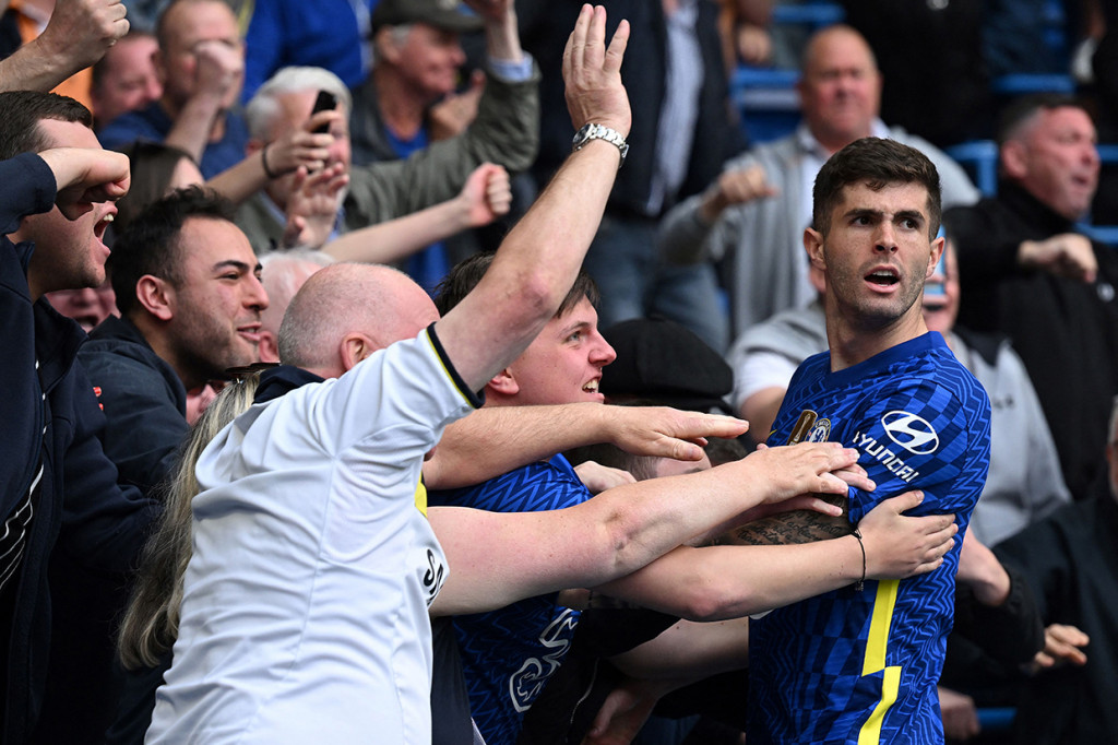 Christian Pulisic melakukan selebrasi usai mencetak gol ke gawang West Ham United pada pekan ke-34 Liga Inggris 2021-2022, di Stadion Stamford Bridge, London, Minggu, 24 April 2022, malam WIB.