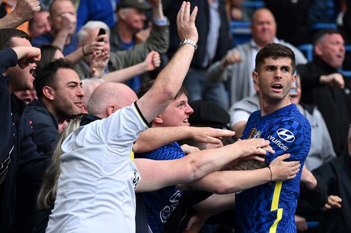 Christian Pulisic melakukan selebrasi usai mencetak gol ke gawang West Ham United pada pekan ke-34 Liga Inggris 2021-2022, di Stadion Stamford Bridge, London, Minggu, 24 April 2022, malam WIB.