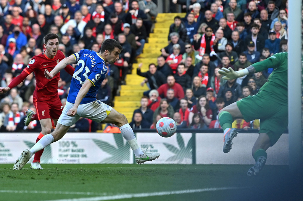 Liverpool kesulitan untuk menjebol gawang Everton dan butuh lebih dari sejam untuk mencetak gol lewat Andrew Robertson.