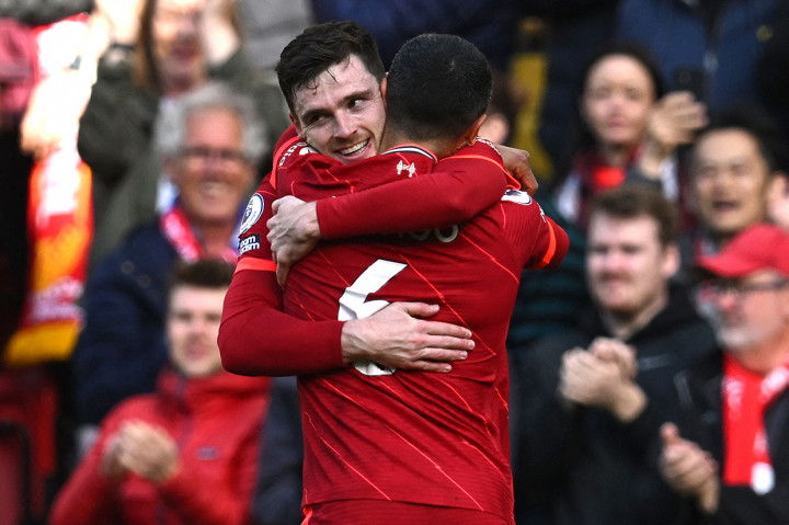 Andrew Robertson melakukan selebrasi usai mencetak gol ke gawang Everton.
