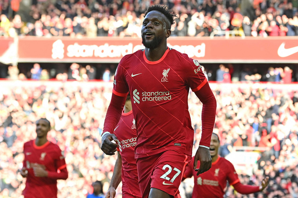 Divock Origi melakukan selebrasi usai mencetak gol ke gawang Everton.