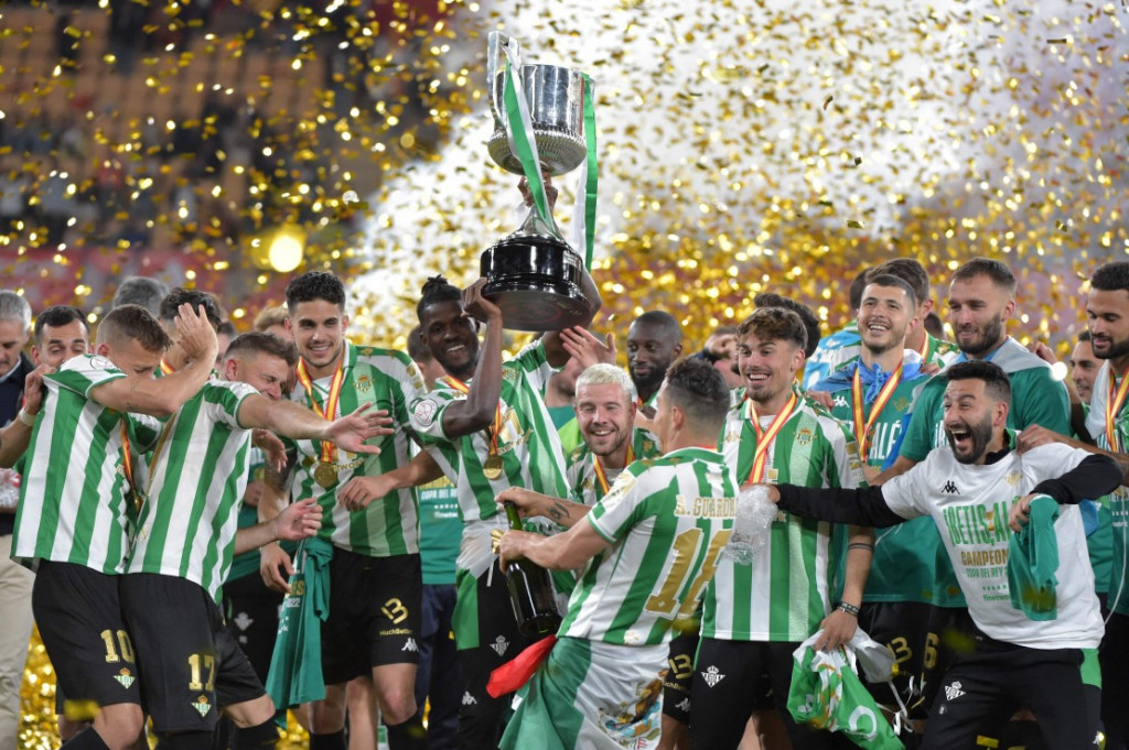 Real Betis menjadi juara Copa del Rey 2021/2022. Mereka mengalahkan Valencia lewat drama adu penalti. Real Betis vs Valencia berlangsung di Estadio La Cartuja, Minggu, 24 April 2022, dini hari WIB.