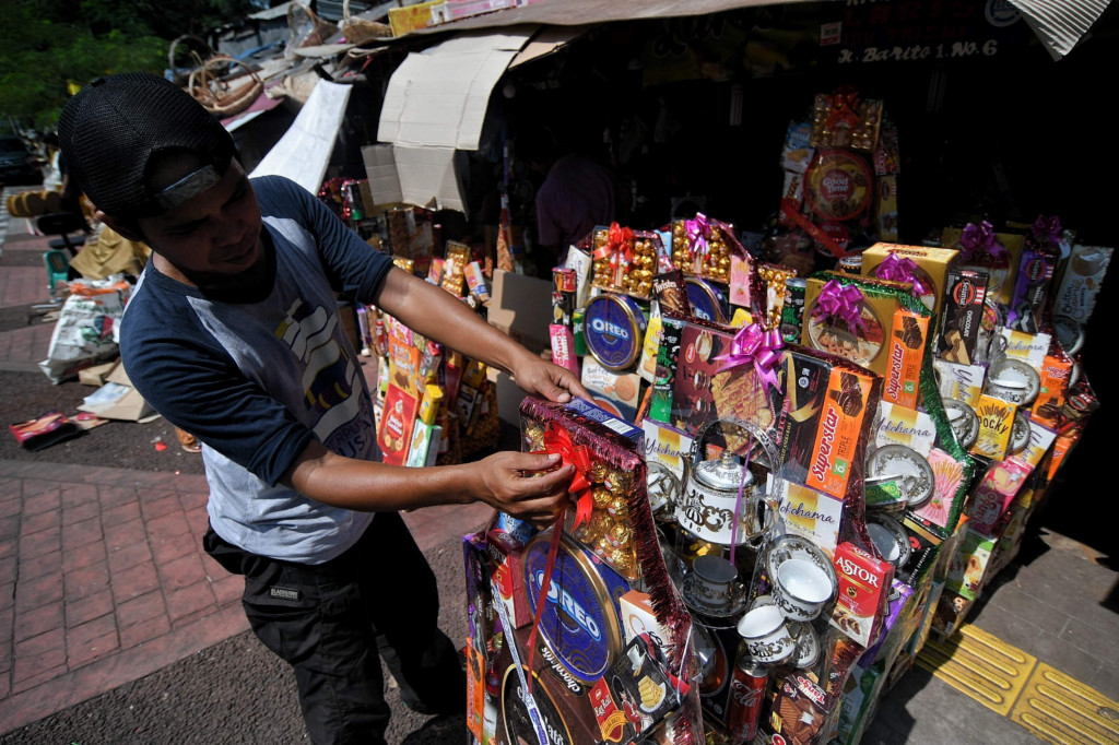 Pedagang menyelesaikan pembuatan parcel lebaran di kawasan Jalan Barito, Jakarta, Senin, 25 April 2022. 