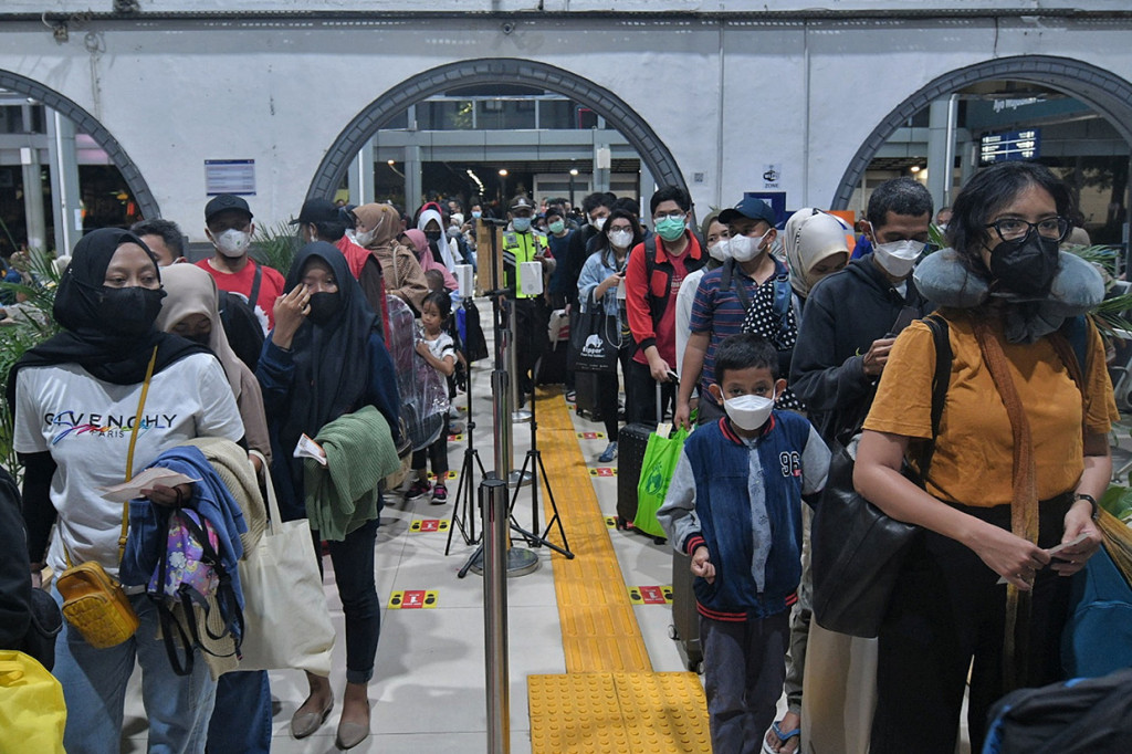 Calon penumpang Kereta Api Sawunggalih Malam tujuan Kutoarjo antre pemeriksaan tiket di Stasiun Pasar Senen, Jakarta, Sabtu, 24 April 2022. 