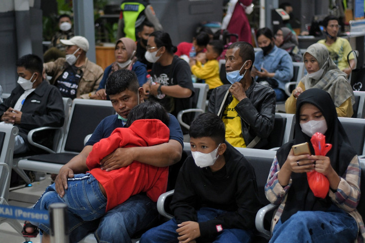 Calon penumpang saat menunggu kedatangan kereta di Stasiun Pasar Senen, Jakarta, Sabtu, 24 April 2022. 