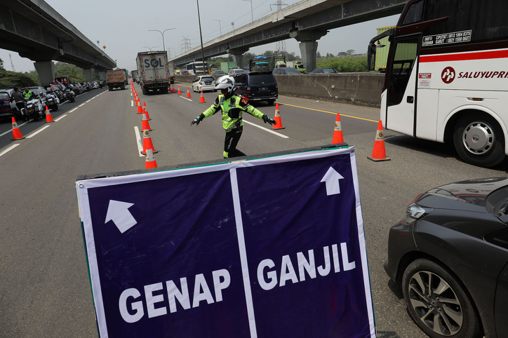 Korlantas Polri menyiapkan tiga skema rekayasa lalu lintas di jalan tol saat Mudik Lebaran 2022 mulai 28 April nanti, yakni contraflow, sistem satu arah (one way), dan ganjil genap.