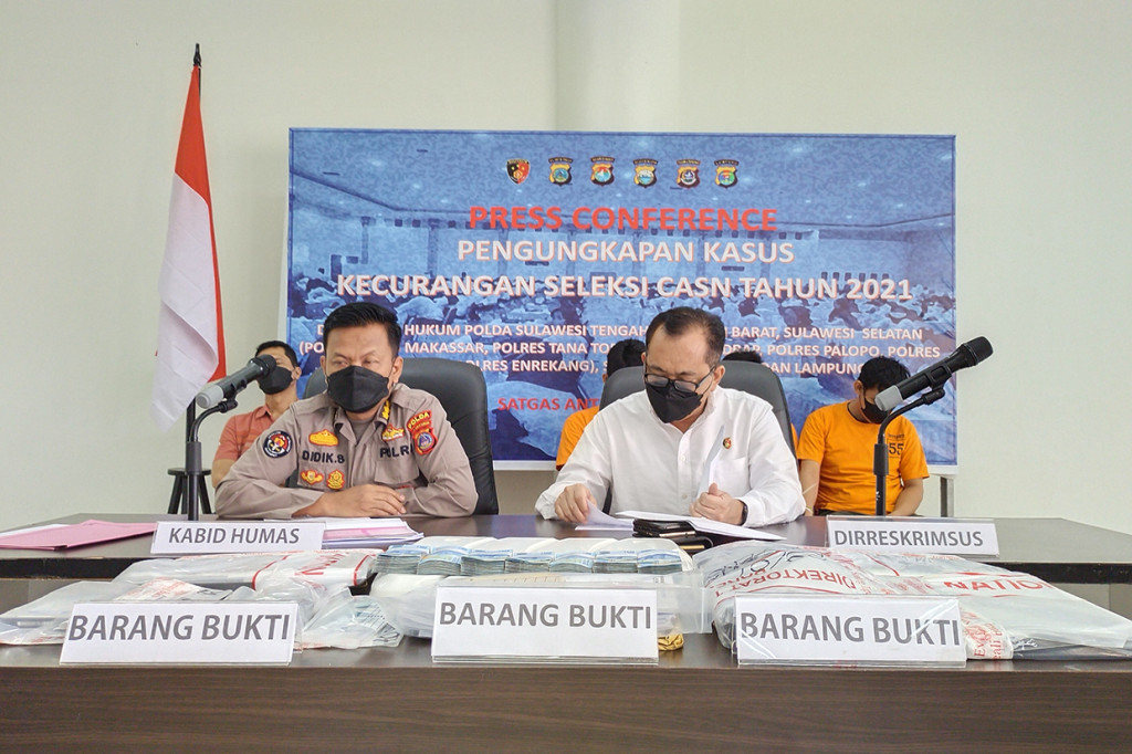 Kepolisian Daerah Sulawesi Tengah, menetapkan salah satu pejabat dilingkungan Pemerintah Daerah Kabupaten Buol, berinisal MUH, Kepala Badan Kepegawaian dan Potensi Sumber Daya Manusia Kabupaten Buol, sebagai tersangka dalam kasus kecurangan seleksi calon aparatur sipil negara (CASN) tahun 2021.