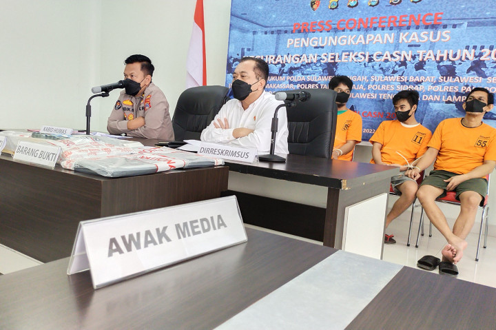 Selain MUH, ada 6 orang tersangka lainnya yang ditetapkan Polda Sulteng, dalam pengungkapan ilegal akses CASN tahun 2021. Masing-masing berinisial NK, RK, IFP, ZR alias Rul, ZR alias Zul alias Junior, dan LM.