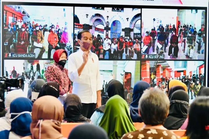 Presiden RI Joko Widodo kembali melakukan peninjauan distribusi Bantuan Langsung Tunai (BLT) Minyak Goreng kepada 100 keluarga penerima manfaat (KPM), Senin, 25 April 2022, di Pos Bloc, Jakarta. Presiden memastikan bahwa bantuan tersebut dapat tersalurkan dengan baik kepada masyarakat.