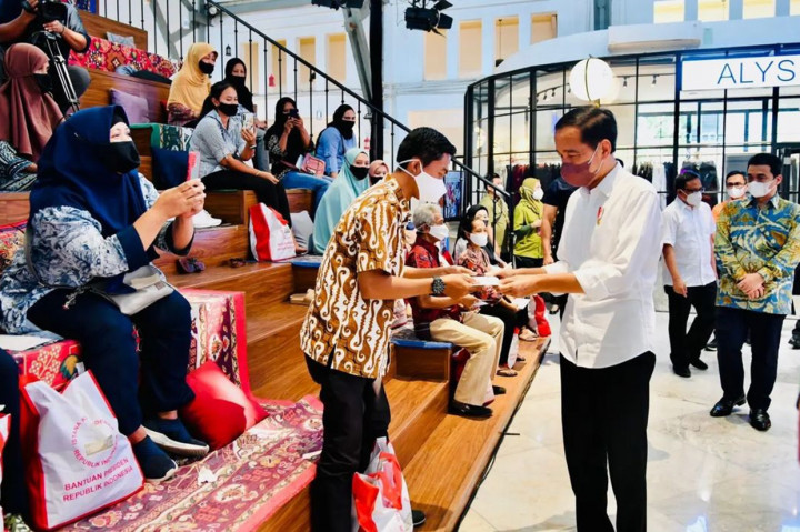 Usai menerima laporan, Presiden mengingatkan kepada jajaran terkait untuk segera menyelesaikan penyaluran bantuan.