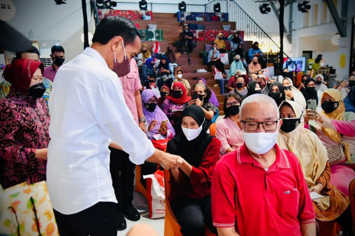 Untuk diketahui, pemerintah melalui Kementerian Sosial menunjuk Pos Indonesia dalam penyaluran BLT Minyak Goreng sebesar Rp300 ribu kepada KPM di seluruh tanah air. Penyaluran BLT Minyak Goreng tersebut ditargetkan dapat diterima oleh 18,3 juta KPM sebelum Lebaran tahun 2022.