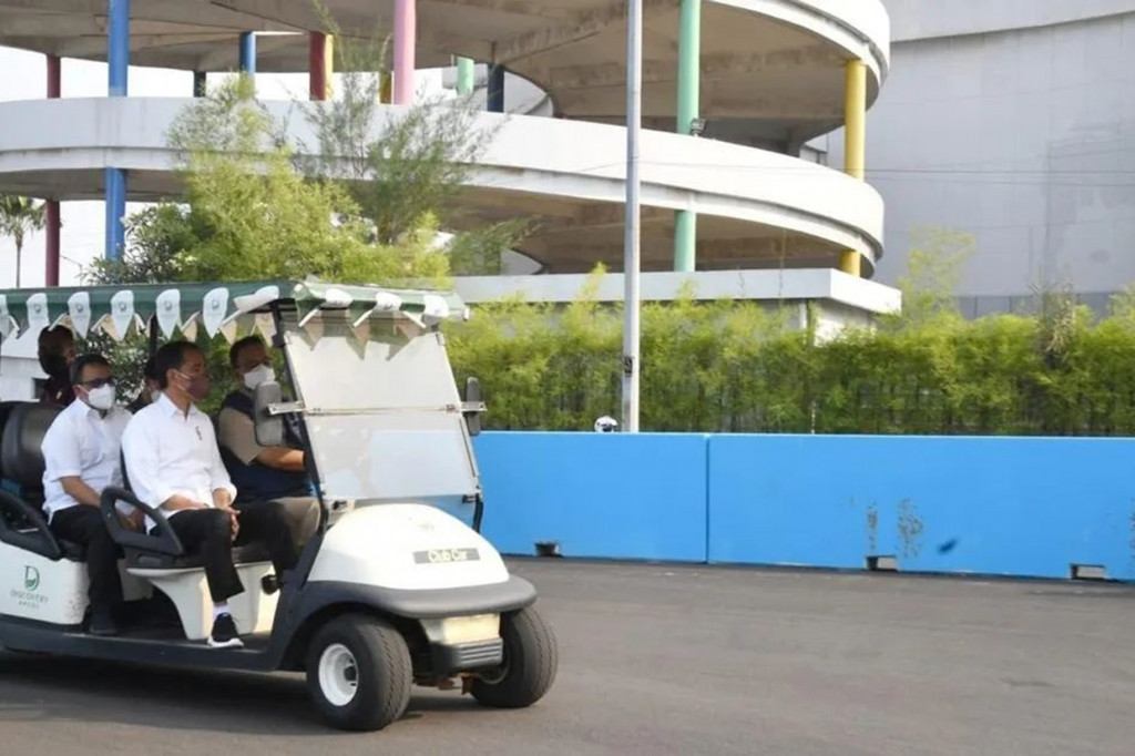 Tiba sekitar pukul 15.10 WIB, Kepala Negara disambut Gubernur DKI Jakarta Anies Baswedan, Pangdam Jaya Mayjen TNI Untung Budiharto, dan Kapolda Metro Jaya Irjen Pol Fadil Imran. Setelahnya, Presiden langsung berkeliling meninjau proyek pembangunan sirkuit dengan menggunakan mobil golf yang dikendarai oleh Gubernur DKI Jakarta Anies Baswedan.