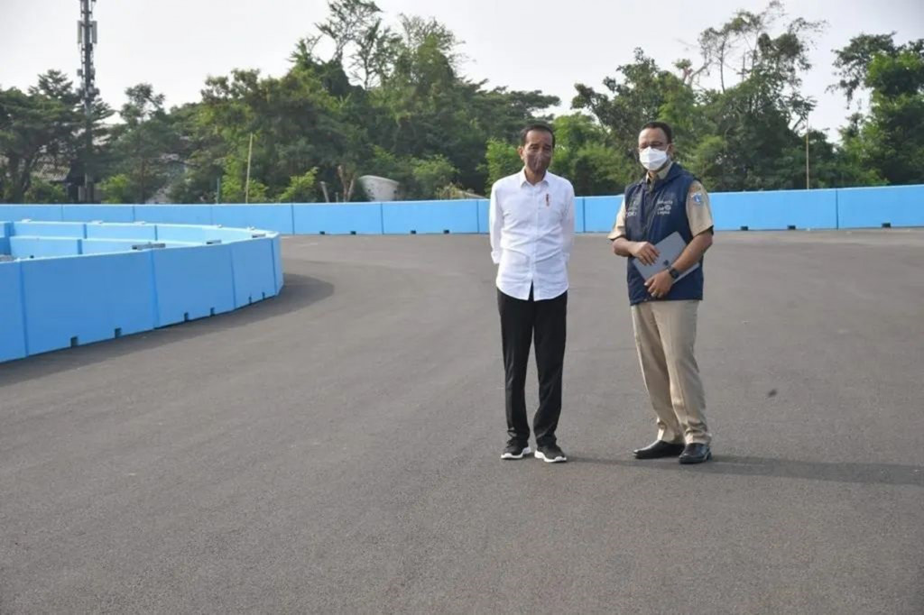 Presiden Jokowi didampingi Gubernur DKI Jakarta Anies Baswedan meninjau sirkuit Formula E di Ancol, Jakarta Utara, Senin, 25 April 2022. Jokowi dan Anies mengecek langsung sirkuit Formula E yang sudah selesai diaspal.
