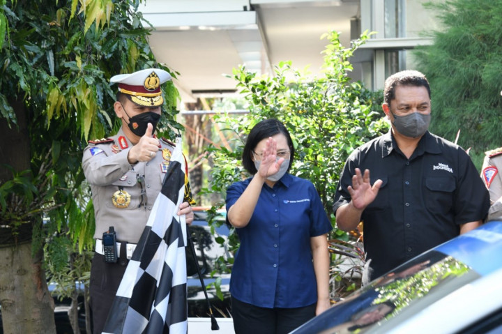 Kakorlantas Polri Irjen Firman Shantyabudi melepas secara resmi tim Titik Pantau Mudik Metro TV di Gedung Media Group Network, Kedoya Selatan, Jakarta Barat, Selasa, 12 April 2022. 