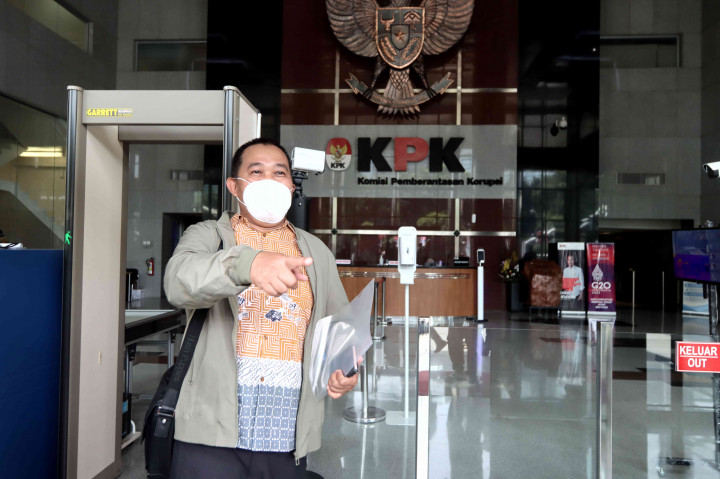 Koordinator Masyarakat Antikorupsi Indonesia (MAKI) Boyamin Saiman tiba untuk memenuhi pemanggilan oleh penyidik KPK di Gedung Merah Putih KPK, Jakarta, Selasa, 26 April 2022.