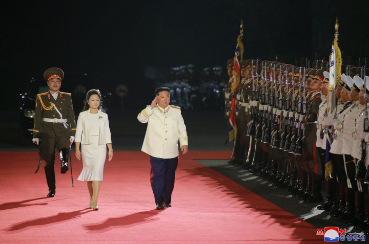 Menghadiri parade militer, pemimpin Korea Utara Kim Jong-un berjanji akan mempercepat pengembangan persenjataan nuklirnya.
