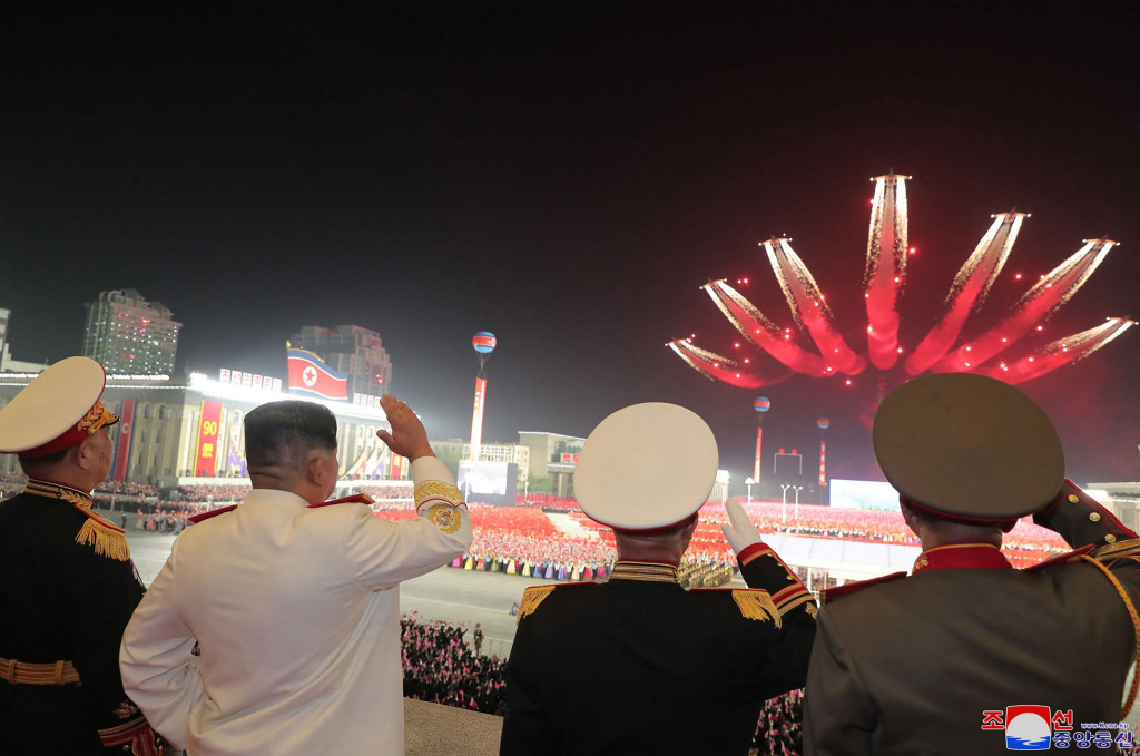Pemimpin Korea Utara Kim Jong Un saat menyaksikan parade militer malam hari untuk memperingati 90 tahun berdirinya Tentara Revolusioner Rakyat Korea di Pyongyang, Korea Utara.