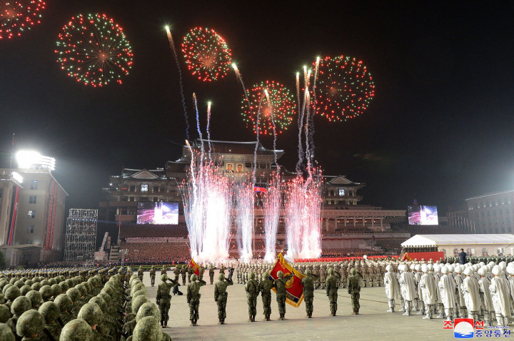 Kemeriahan pesta kembang api terlihat menghiasi parade militer malam hari untuk memperingati 90 tahun berdirinya Tentara Revolusioner Rakyat Korea di Pyongyang, Korea Utara.