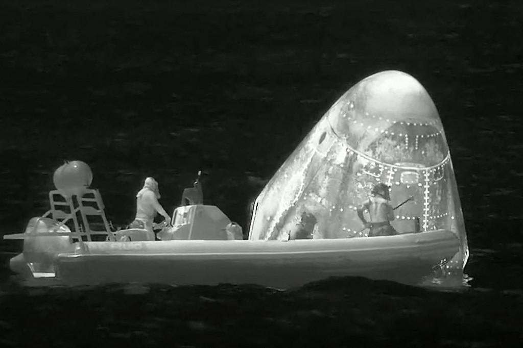 Tangkapan layar dari siaran TV NASA ini menunjukkan tim pemulihan setelah kapsul Naga Endeavour jatuh di Samudra Atlantik bersama kru Axiom Space Ax-1 pada 25 April 2022. 