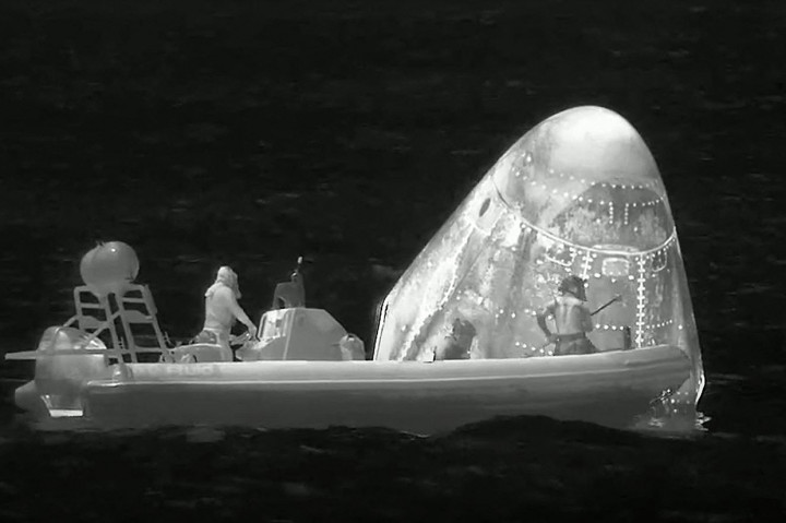 Tangkapan layar dari siaran TV NASA ini menunjukkan tim pemulihan setelah kapsul Naga Endeavour jatuh di Samudra Atlantik bersama kru Axiom Space Ax-1 pada 25 April 2022. 