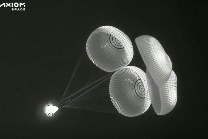 Tujuh belas hari setelah mereka meninggalkan Bumi, kru ruang angkasa pertama yang sepenuhnya sipil (awak ruang angkasa sipil) kembali dengan selamat ke Bumi.