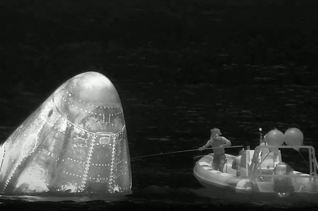 Sebuah kapsul SpaceX Crew Dragon yang membawa empat astronaut AX-1 mendarat di Samudera Atlantik di lepas pantai Jacksonville, Florida, 25 April 2022, sekitar pukul 13:06 waktu setempat.