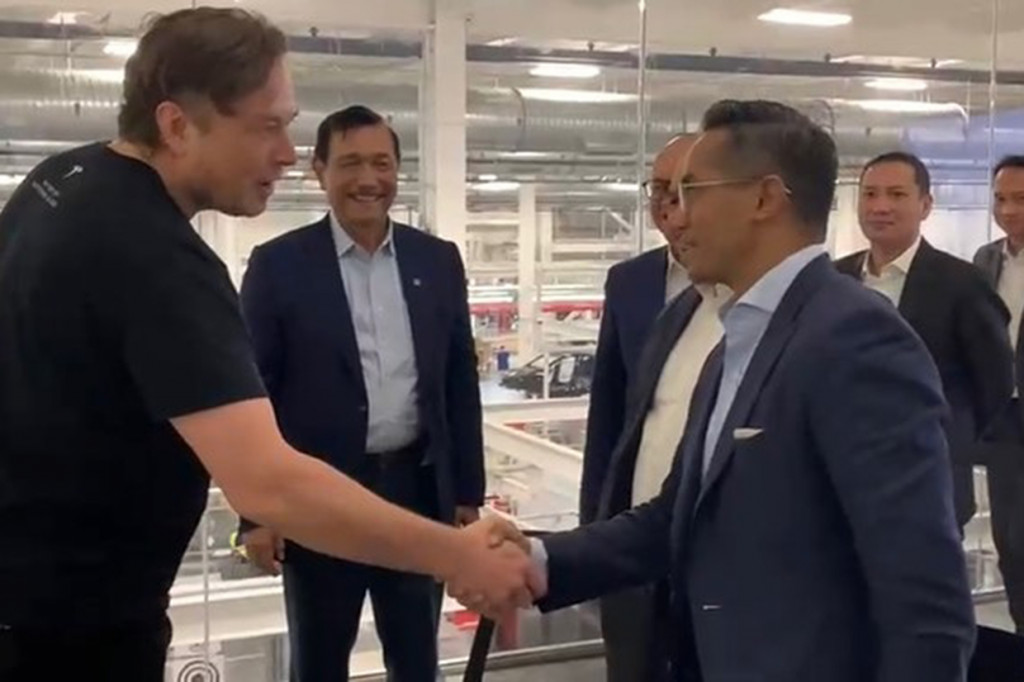 Pertemuan Luhut dengan Elon Musk ini tampak didampingi Ketua Umum Dewan Pertimbangan Kadin yang juga Direktur Utama PT Bakrie & Brothers Tbk, Anindya Bakrie.