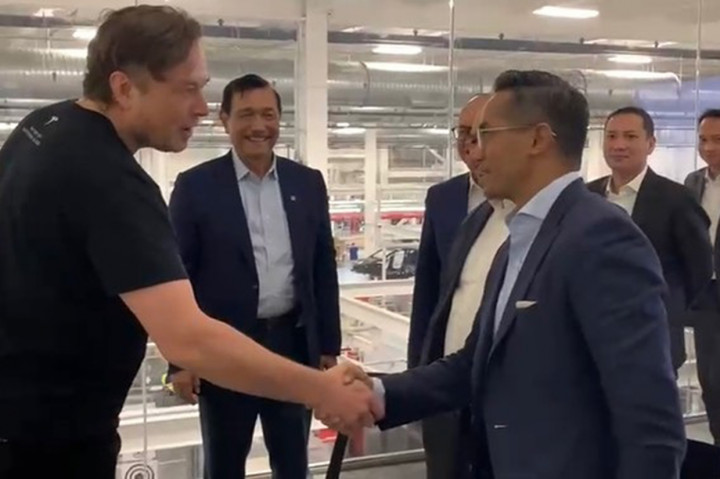 Pertemuan Luhut dengan Elon Musk ini tampak didampingi Ketua Umum Dewan Pertimbangan Kadin yang juga Direktur Utama PT Bakrie & Brothers Tbk, Anindya Bakrie.