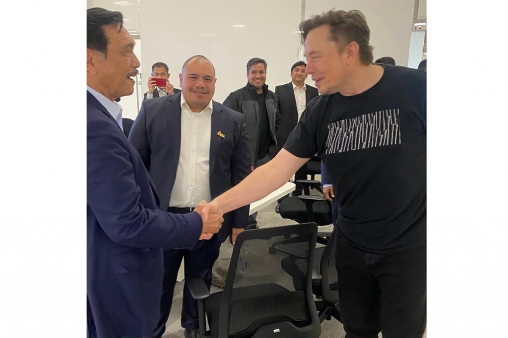 Dalam kunjungan kerjanya ke Amerika Serikat (AS) Menteri Koordinator Bidang Kemaritiman dan Investasi (Menko Marves) Luhut Binsar Pandjaitan bertemu langsung dengan CEO Tesla Elon Musk. Pertemuan ini berlangsung di Austin, Texas. Lokasi tepatnya di pabrik mobil Tesla Gigafactory Austin.