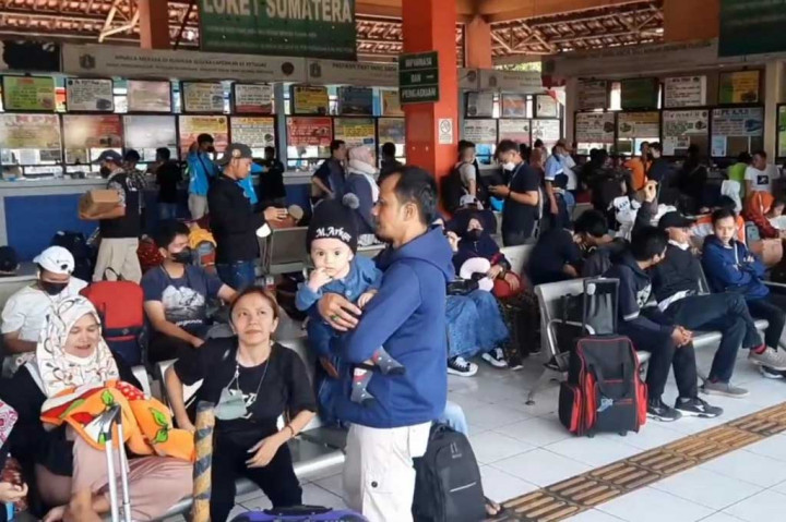 Suasana arus mudik di Terminal Kampung Rambutan, Jakarta, Selasa, 26 April 2022. Mudik Lebaran tahun 2022 pada H-6, Selasa, 26 April 2022, di Terminal Kampung Rambutan, Jakarta, sudah mulai terlihat adanya lonjakan penumpang.