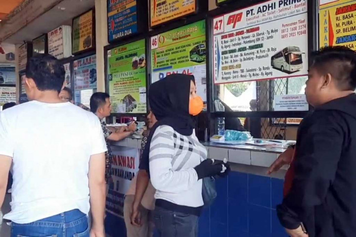 Kepadatan penumpang sudah mulai terjadi di area tunggu di terminal. Terlihat sejumlah bus dengan tujuan Pulau Sumatera dan Jawa mulai di padati oleh calon penumpang.