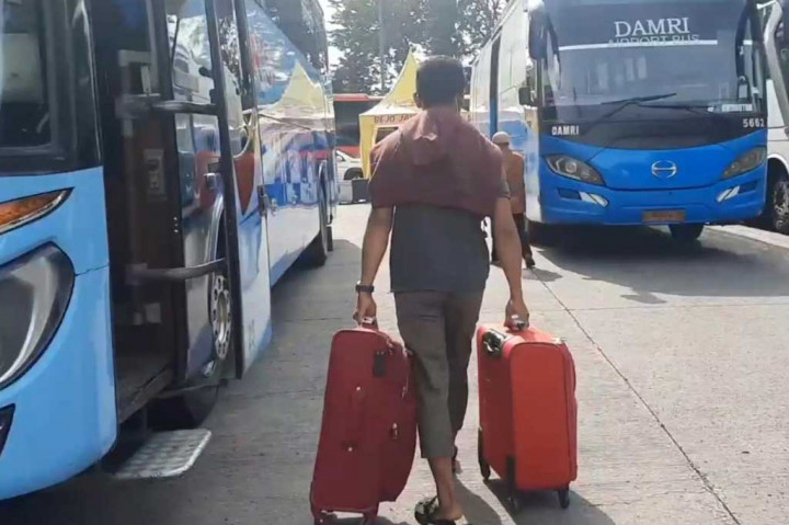 Menurut Kepala Terminal Kampung Rambutan, Yulza Ramadhoni, lonjakan penumpang di Terminal Kampung Rambutan telah mencapai 100 persen dari hari sebelumnya.