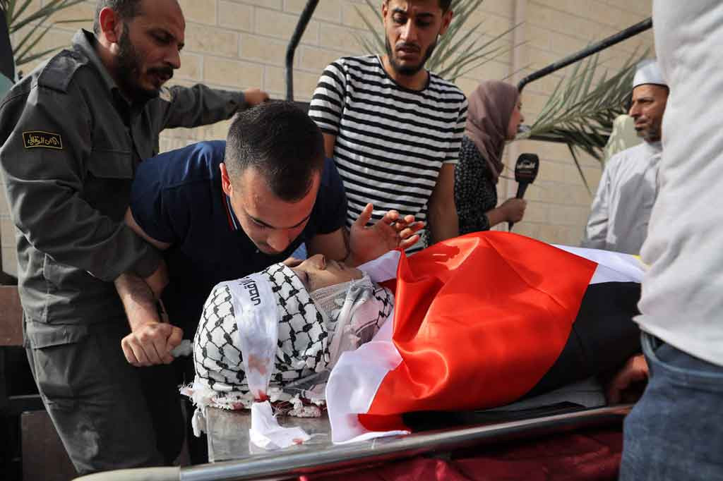 Seorang pria berkabung atas meninggalnya Ahmed Oweidat, dalam operasi pasukan Israel, sebelum pemakamannya di Jericho, di Tepi Barat yang diduduki Israel, pada Selasa, 26 April 2022.