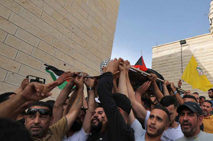 Kementerian Kesehatan Palestina mengatakan Ahmed Ibrahim Oweidat, 20 tahun, meninggal karena luka kritis yang diderita akibat peluru tajam di kepala, pada Selasa, 26 April subuh di kamp Aqabat Jaber, dekat Jericho.
