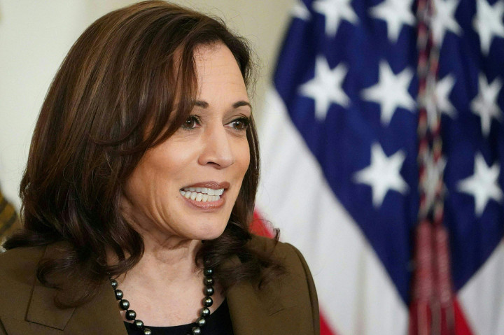 Wakil Presiden Amerika Serikat Kamala Harris pada Selasa, 26 April 2022 waktu setempat, dinyatakan positif terinfeksi covid-19 tetapi tanpa mengalami gejala.
