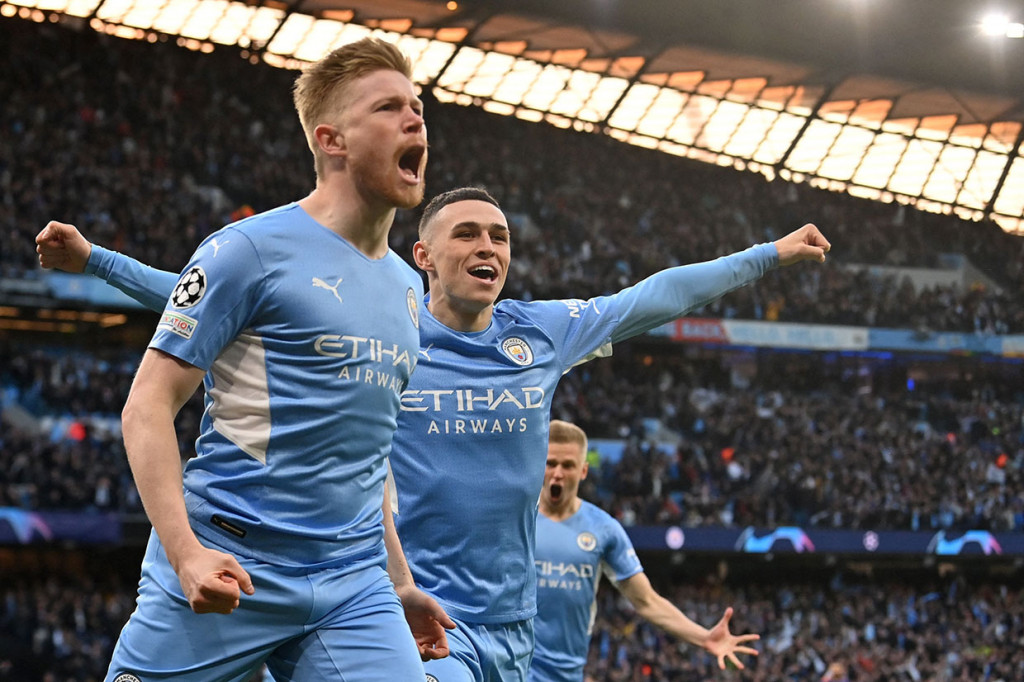 Bermain di kandang sendiri, Manchester City unggul cepat saat laga baru berjalan dua menit lewat sundulan Kevin De Bruyne dari dalam kotak penalti penyambut umpan silang Riyad Mahrez. The Citizens memimpin 1-0.