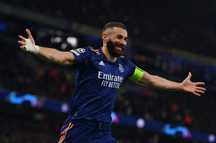 Jual beli serangan tersaji di laga tersebut. Madrid akhirnya berhasil memperkecil ketertinggalan menjadi 1-2 pada menit ke-33 lewat sepakan voli Karim Benzema usai menyambar umpan silang Ferland Mendy. Tidak ada tambahan gol lagi hingga babak pertama usai.  