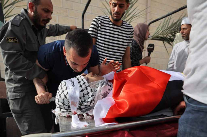 Seorang warga Palestina meninggal saat pasukan Israel menyerbu sebuah kamp pengungsi di Tepi Barat yang diduduki, yang mereka sebut sebagai operasi kontra-terorisme yang memicu kerusuhan dan kekerasan.